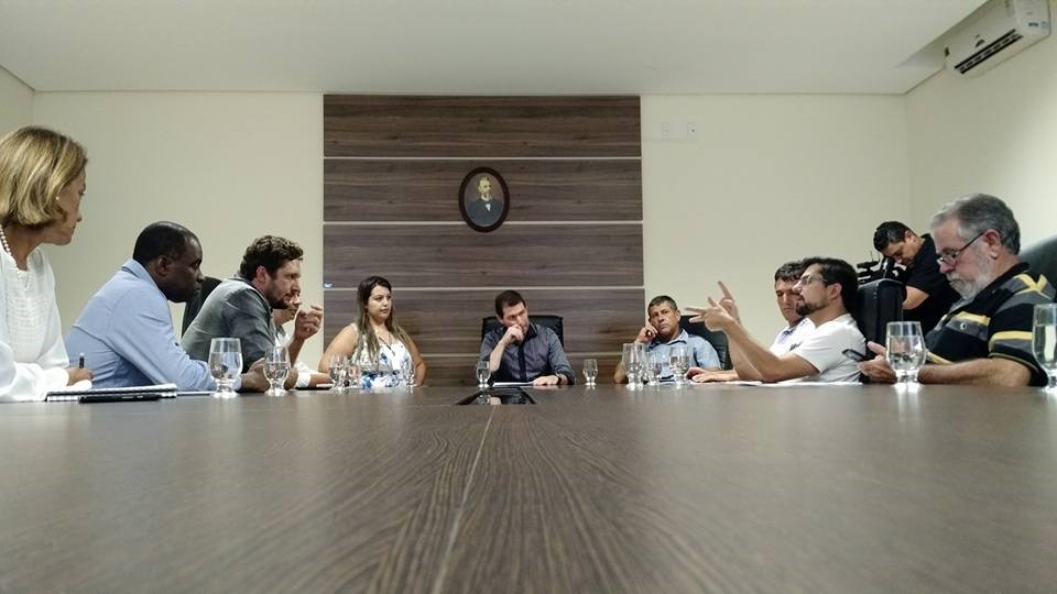 Vereadores reunidos discutem a pauta da sessão de 28/03