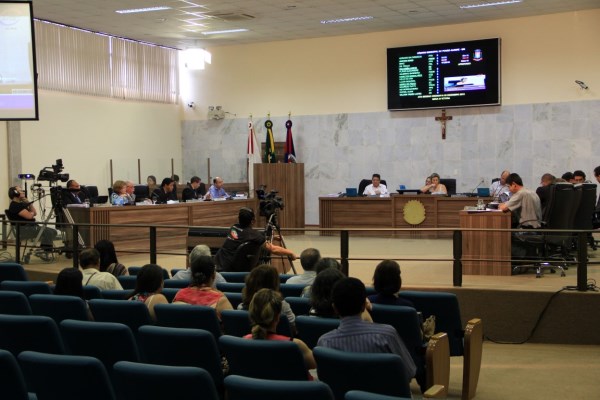 Câmara aprova projetos e homenageia Escola Municipal