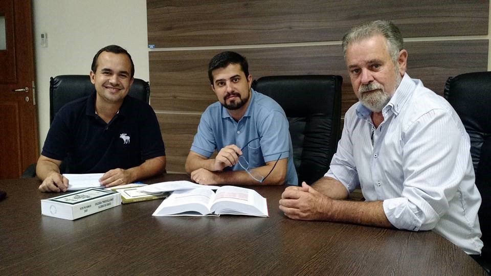 Vereadores reunidos na Comissão