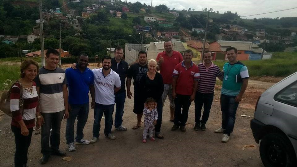 Vereadores reunidos em visita aos bairros