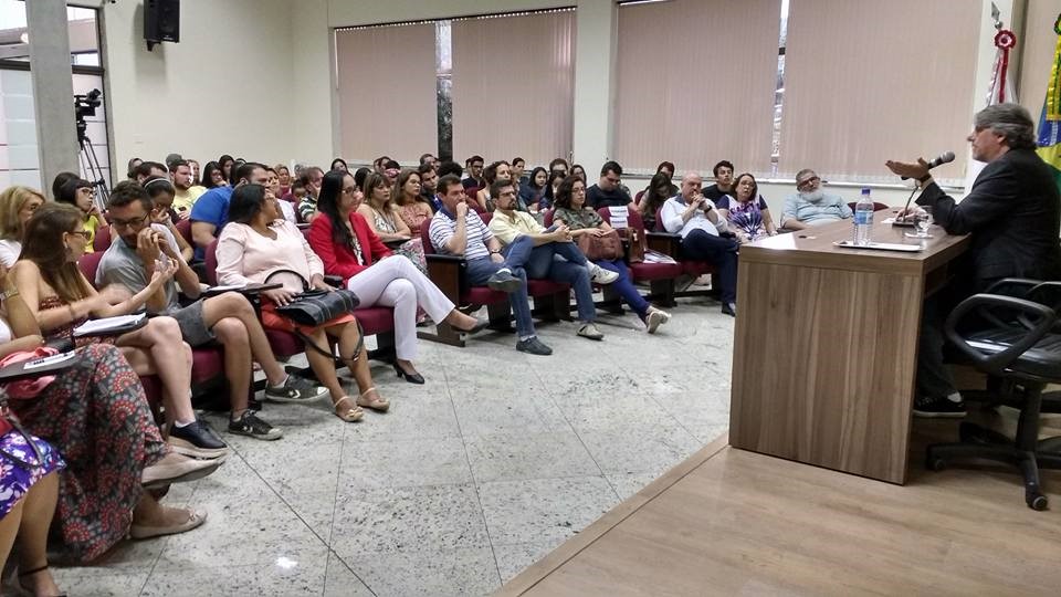 Com Plenarinho lotado, Câmara recebe Café Filosófico