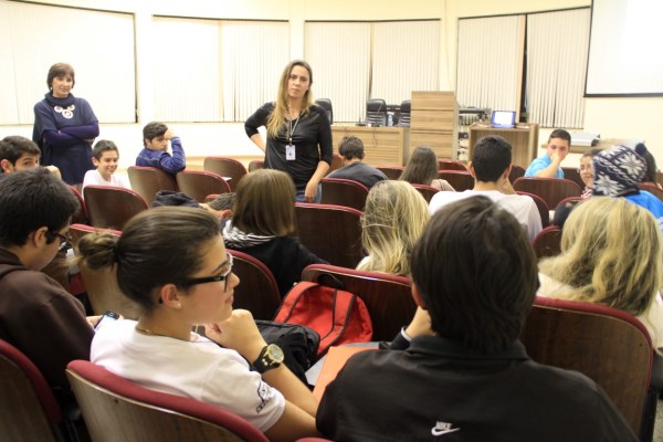 Palestra com Tatiana Resende esclarece dúvidas dos jovens