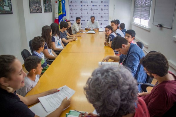 Alunos da Escola do Legislativo são recebidos na prefeitura