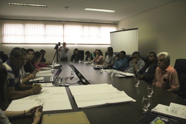 Vereadores e técnicos em reunião