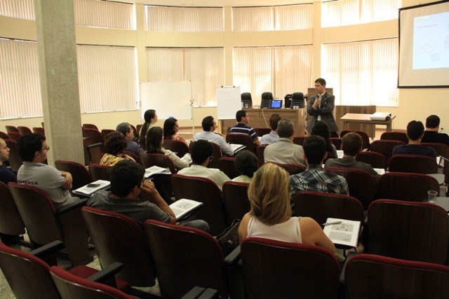 Servidores participam de curso para fiscalizar contratos 