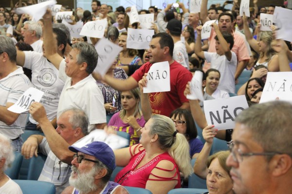 Em meio manifestações da população, vereadores reprovam PL