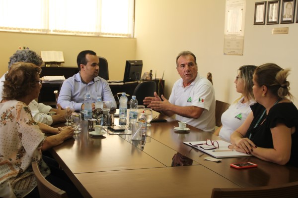 Presidente Leandro Morais em reunião com empresários