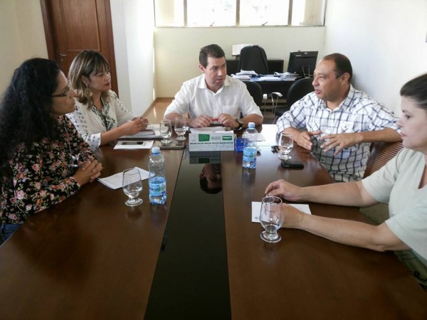 Presidente Adriano da Farmácia reunido com a equipe