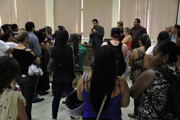 Moradores foram recebidos pelos parlamentares